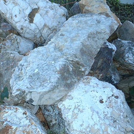 Pedras de quartzo que serão posteriormente cozidas no forno e trituradas em pequenos fragmentos e utilizados na decoração das peças.