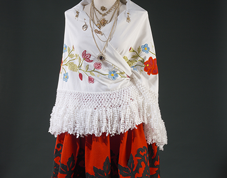 Manequim envergando traje tradicional de Nisa, composto por xaile e saia bordados, fios e gargantilhas em ouro e prata.